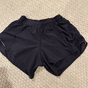 black lululemon hotty hot shorts 4”, size 6